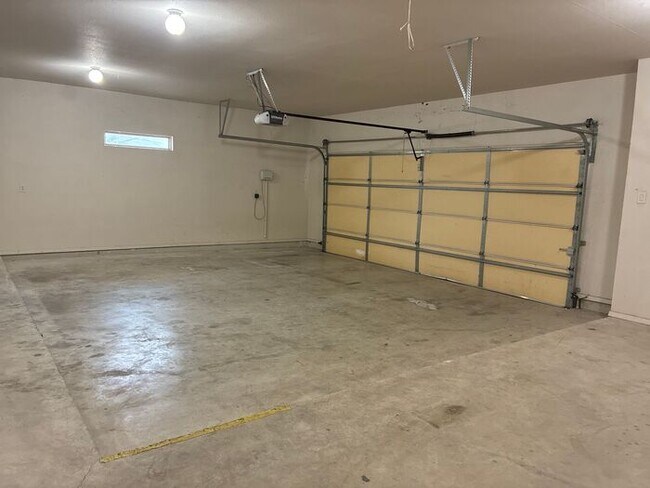 Building Photo - 5BR/3BA w/ Fenced Yard + Covered Parking in Seguin, TX