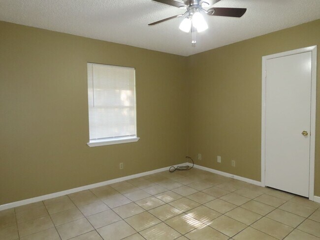 Building Photo - 11782 S Hillcreek Rd