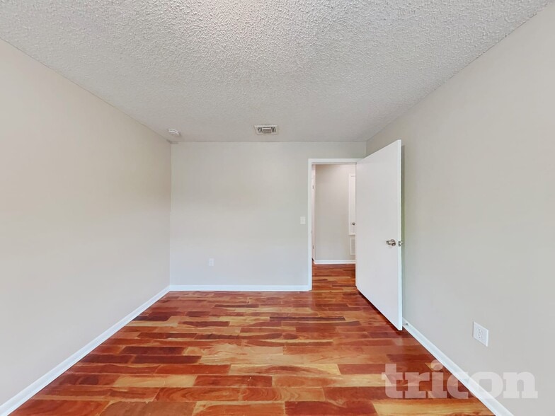 Building Photo - 4442 Sandhurst Dr