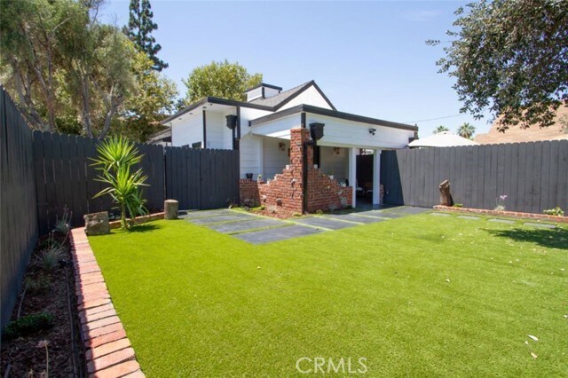 Building Photo - 11525 Moorpark St