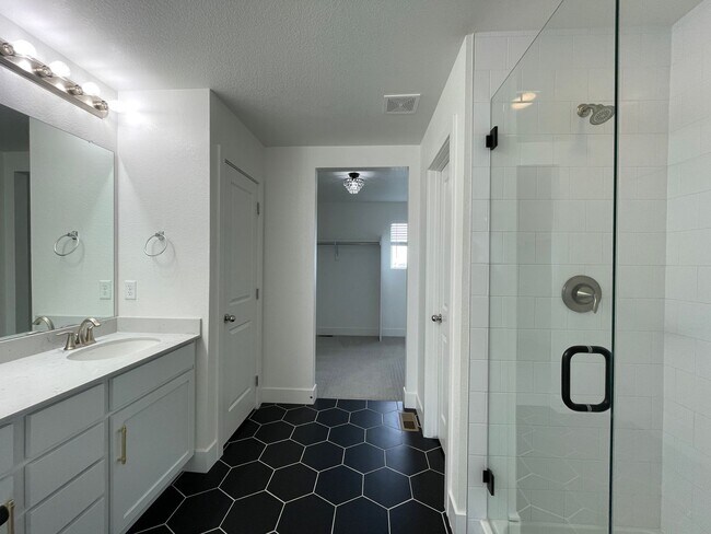 Building Photo - Stunning and spacious 4.5 bedroom, 3 bathroom home located in Morgan Hill