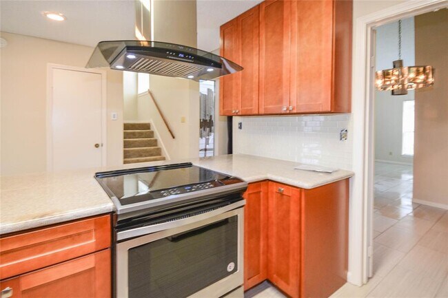 Building Photo - 9262 Westwood Village Dr
