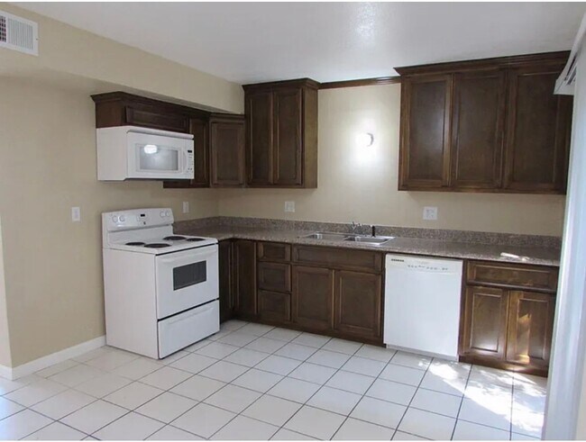 Building Photo - 2 Bed, 1 Bathroom Apartment