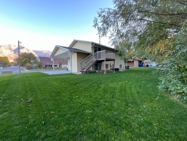 Building Photo - 2 bdrm 1 bath Duplex. Small Dog Friendly