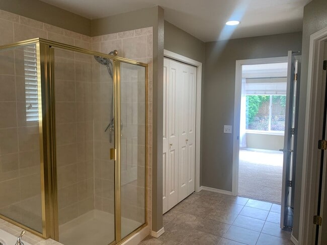 Building Photo - Incredibly maintained home in highly desirable Woodbrook! 4 bed, 3 bath + den! A MUST SEE!