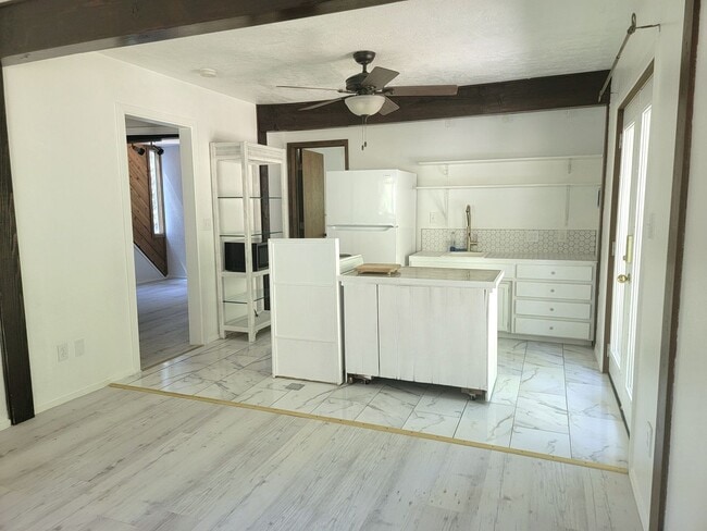 Building Photo - Newly renovated top floor apartment in Cas...