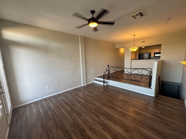 Building Photo - 2 Bedroom - 2 Bath - Garage - 940 Sq. Ft. Condo Tempe Town Lake Condos