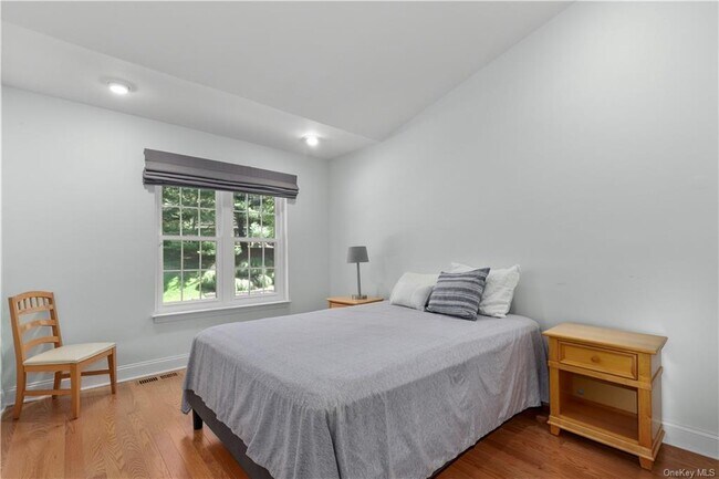 Building Photo - 611 Pondside Dr