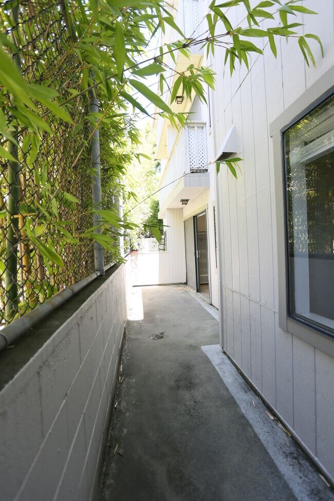 Building Photo - 301 Jayne Ave