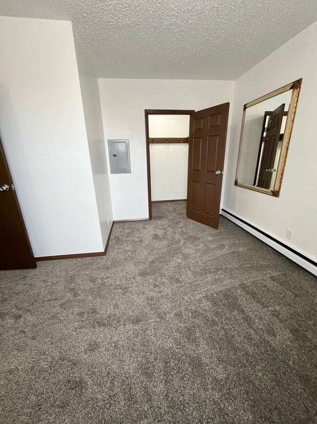 Building Photo - Newly Renovated Ground Floor 1 Bed Apartment!