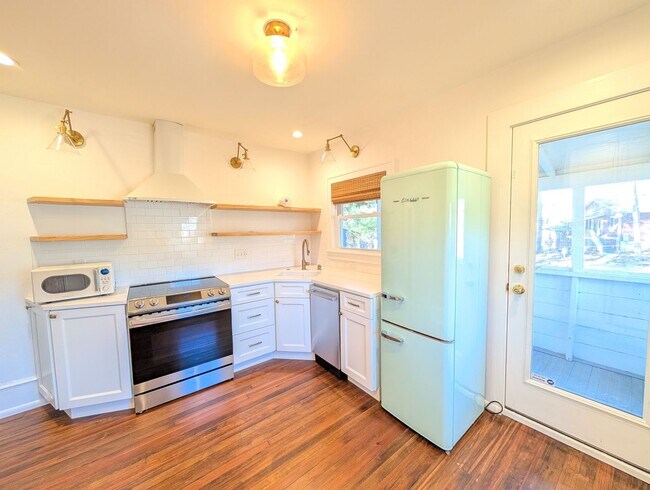 Building Photo - West Asheville Bungalow!