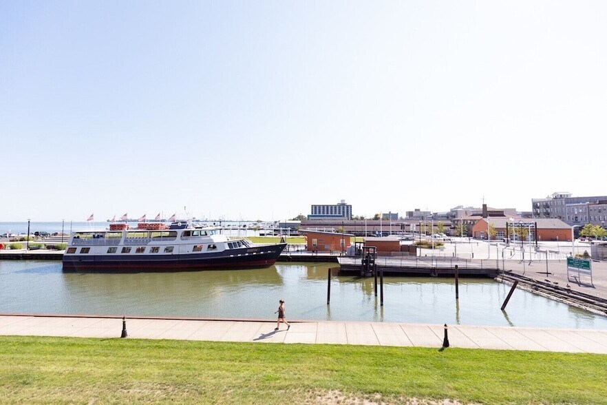 Building Photo - 401 W Shoreline Dr