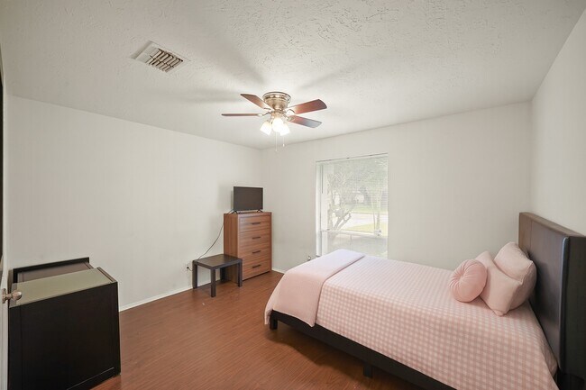 Building Photo - 411 Pickford Dr