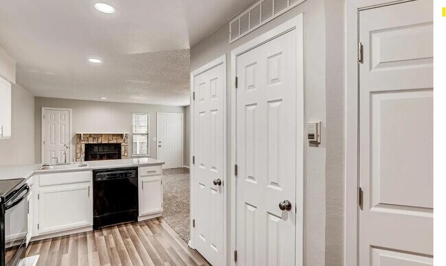 Building Photo - "Cozy 1-Bedroom Retreat with Granite Finis...