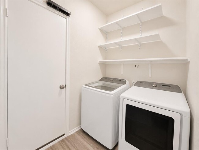 Building Photo - 220 Pepperbark Loop