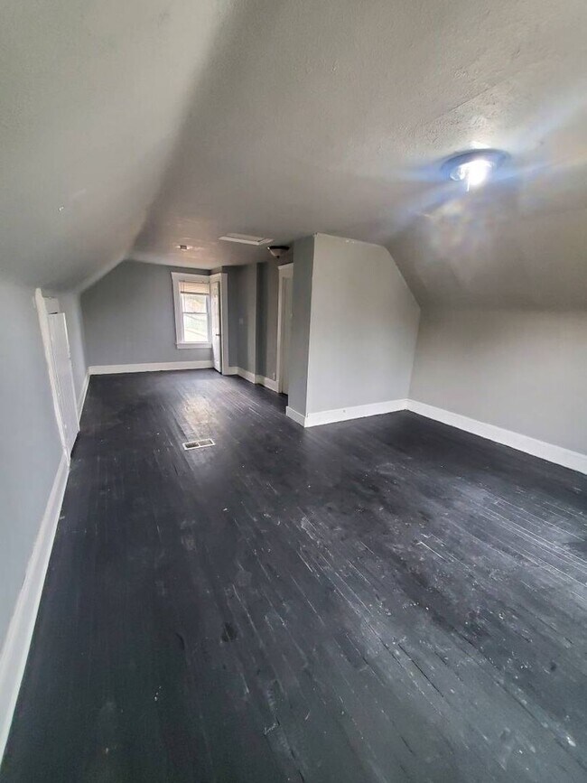 Building Photo - Charming 4-Bedroom Property in Prime Location