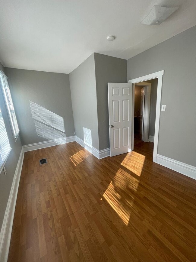 Building Photo - Single Family House in Mt Washington Avail...