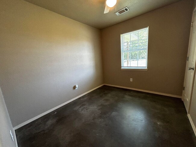 Building Photo - 603 Carson Rd