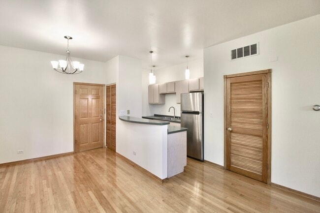 Building Photo - 1645 N Clybourn Ave