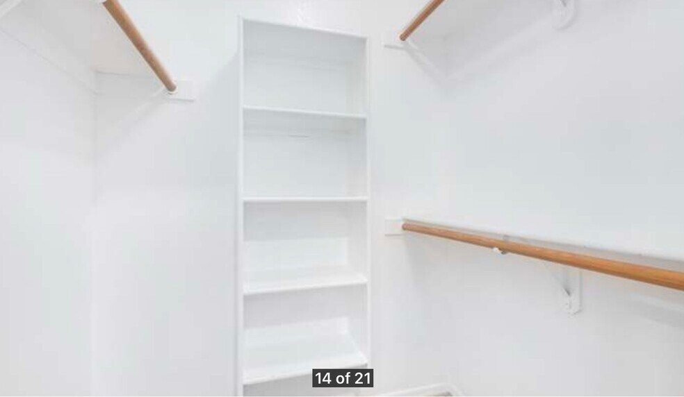 Building Photo - 1880 E Morten Ave