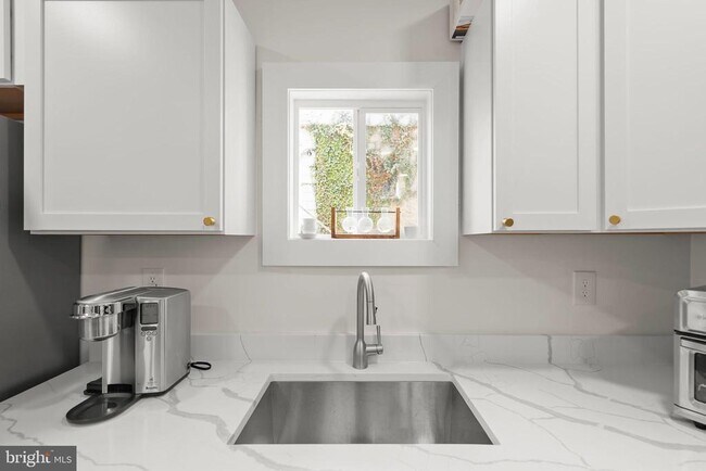 Building Photo - 31 W Southwerk St