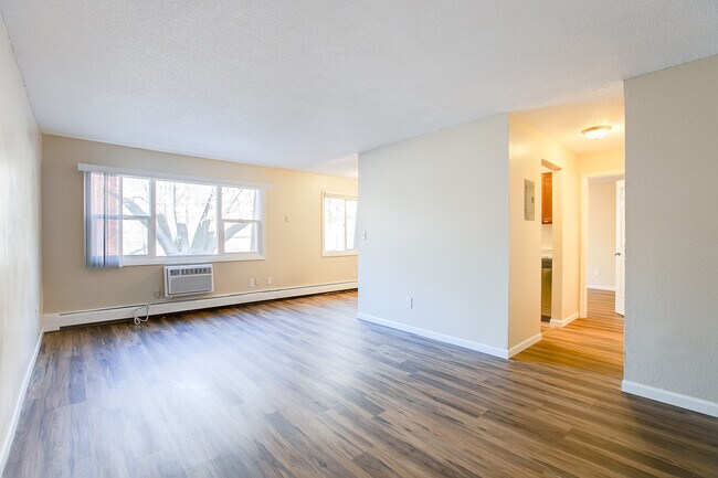 Building Photo - 1337 Arkwright St N