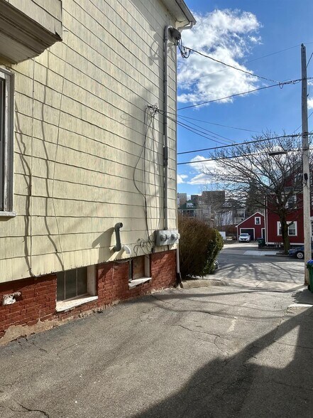 Building Photo - 578 Main St