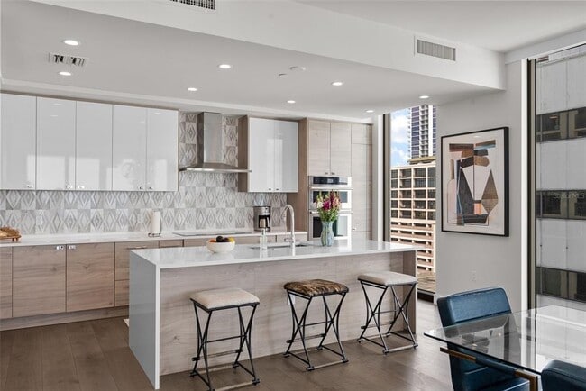 Building Photo - 301 1st St S