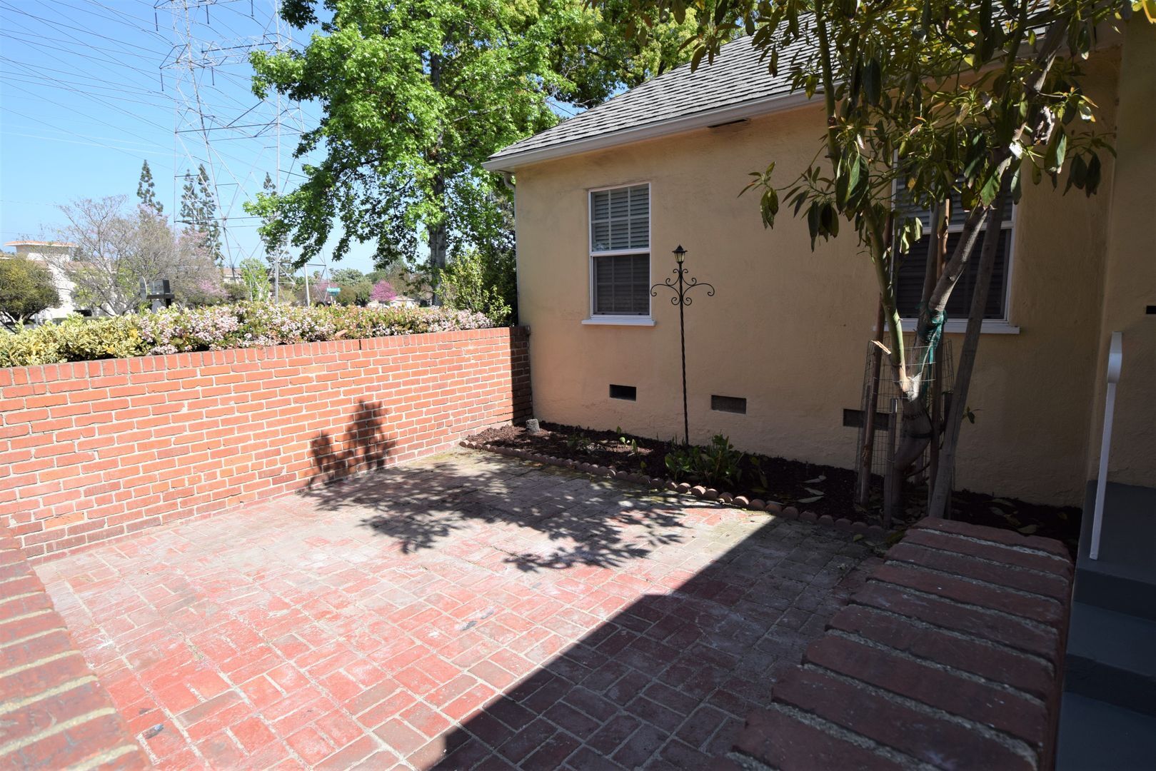 Building Photo - 721 N Hollywood Way