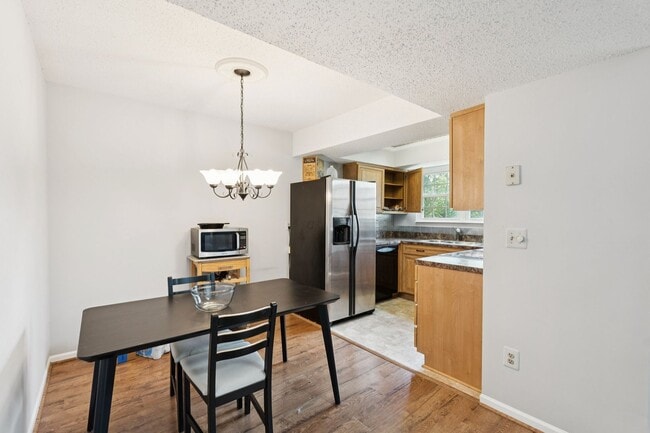 Building Photo - Set in the charming Hunters Square communi...