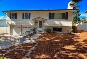 Building Photo - 5890 Del Paz Dr