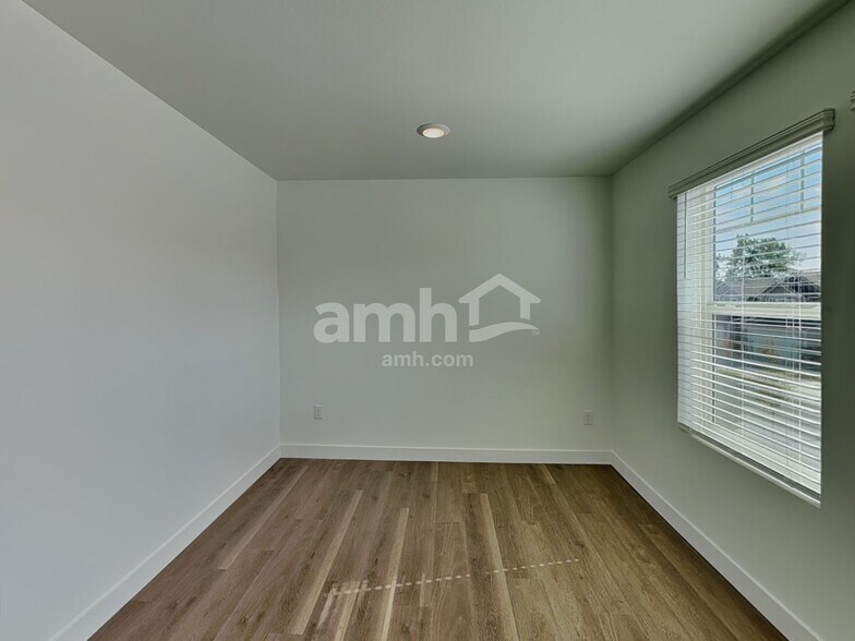 Building Photo - 4751 85th Dr NE