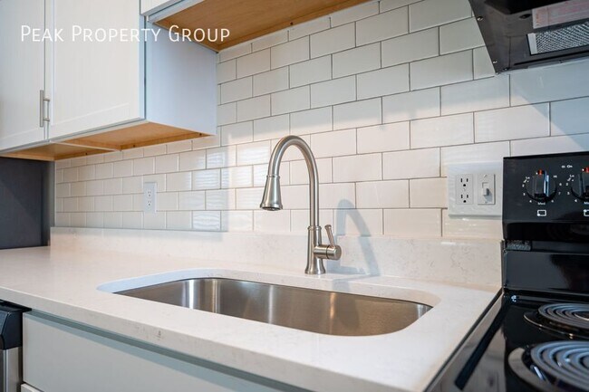 Building Photo - Available Now!! Located in Victorian Villa...