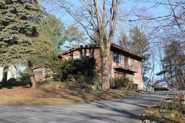 Building Photo - 35 Lawrence Ln