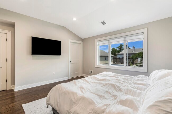 Building Photo - 499 Sunset Terrace