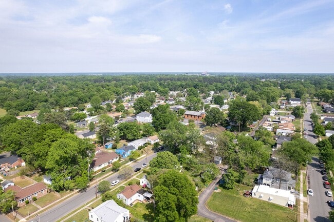 Building Photo - Freshly Renovated 2-Bedroom Home in Quiet ...