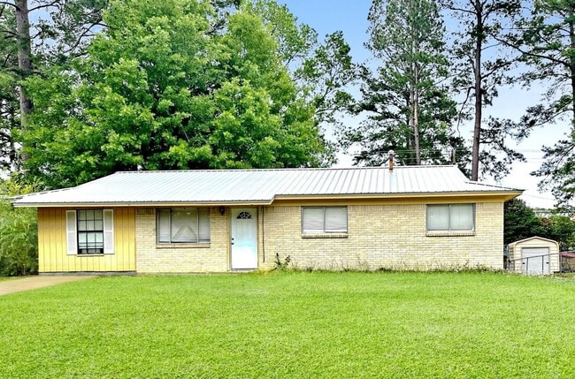 Building Photo - 420 Magnolia St