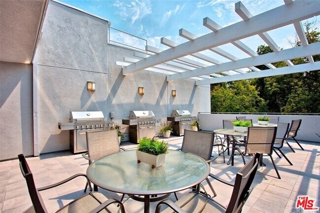 Building Photo - 4240 Laurel Canyon Blvd