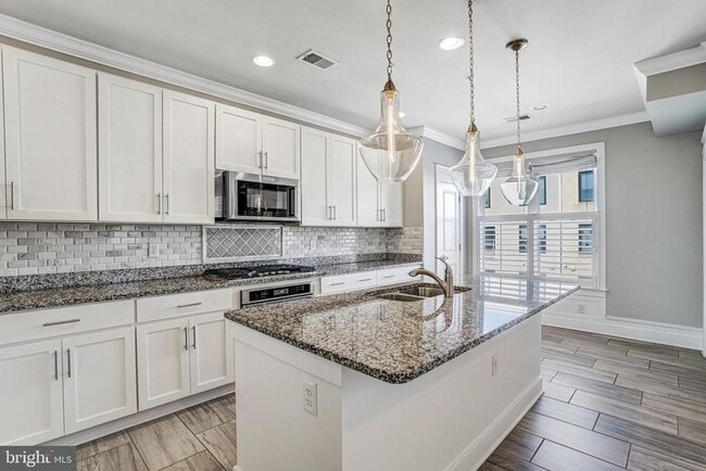 Building Photo - 621 Bluemont Ave