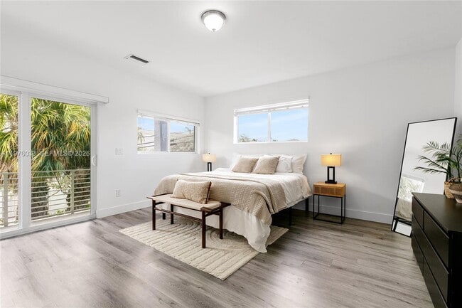 Building Photo - 1123 NE 23rd Terrace