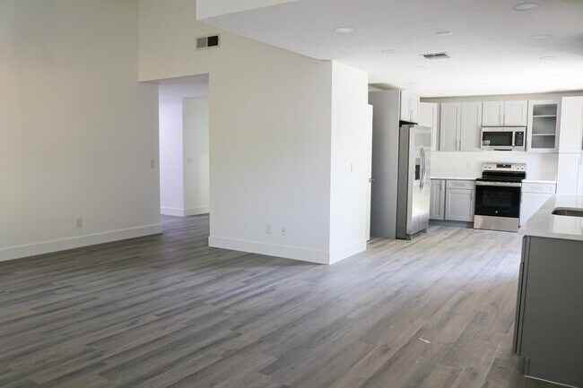 Building Photo - 2958 Bermuda Ave S