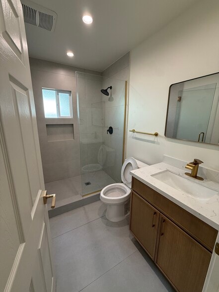 Building Photo - 10157 Swinton Ave