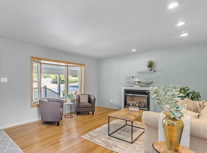 Building Photo - Beautiful Lakewood ranch-style home near Jackson Park