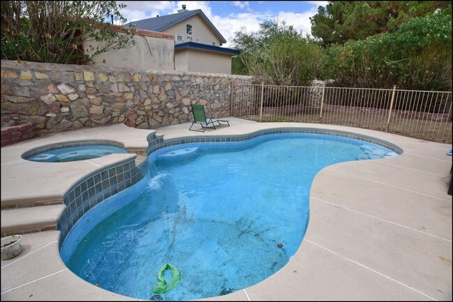 Building Photo - 2041 Shadow Ridge Dr