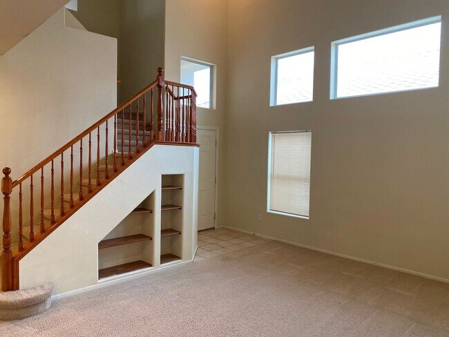 Building Photo - Beautiful & spacious home on an oversized ...