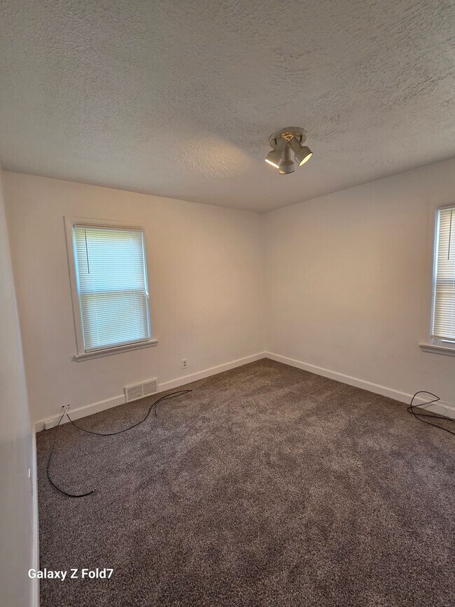 Building Photo - $1200 2 bedroom bungalow