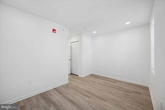 Building Photo - 4926 W Thompson St