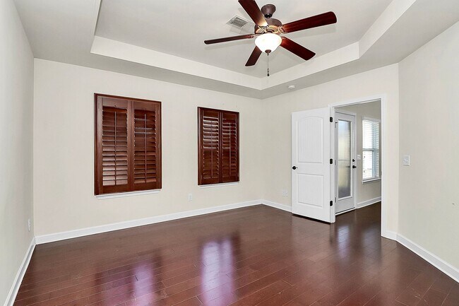 Building Photo - Beautiful three bedroom townhome