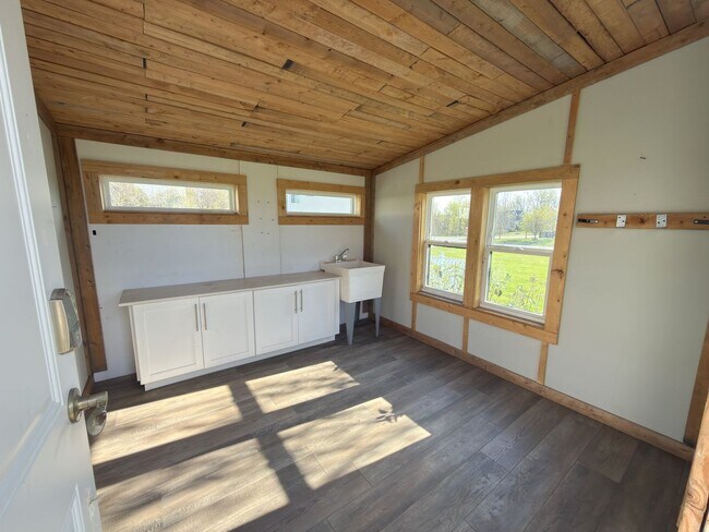 Building Photo - Spacious 4 Bed 3.5 Bath Home in Round Hill VA For Rent!