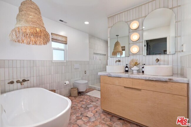 Building Photo - 810 Commonwealth Ave